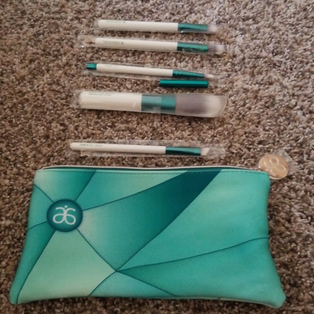 Arbonne Travel Brush Set